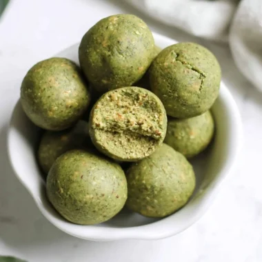 No bake matcha snack bites recipe with green tea flavor and healthy ingredients