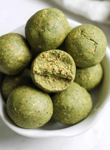 No bake matcha snack bites recipe with green tea flavor and healthy ingredients